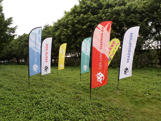 پرچم های پر تبلیغاتی رنگی سفارشی چاپ شده در فضای باز